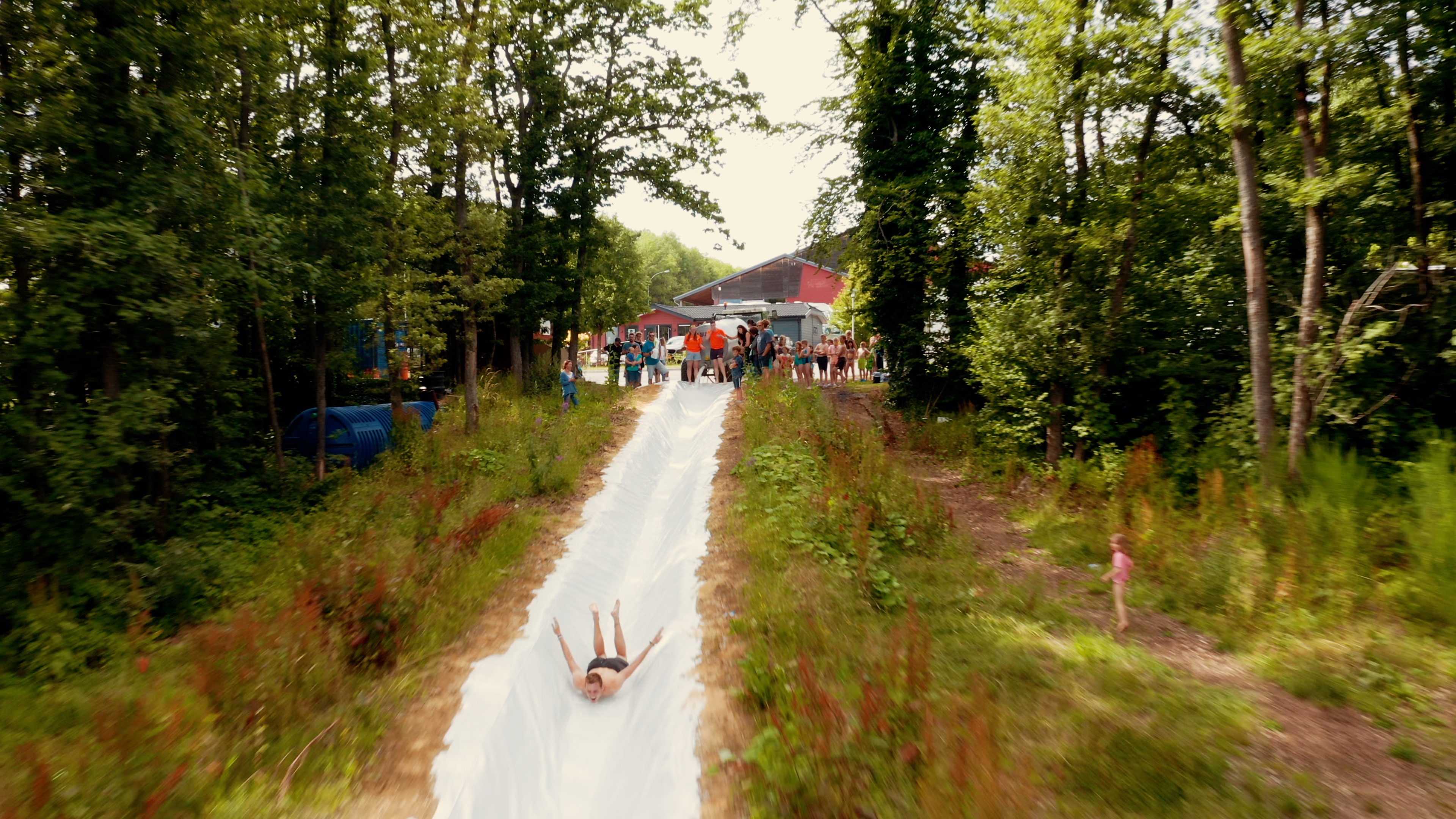 waterslide-kidsanimation-wasserrutsche-kinderanimation-waterglijbaan-kinderanimatie-tobogganaquatique-animationpourenfants_camping-fuussekaul-luxembourg-luxemburg.jpg